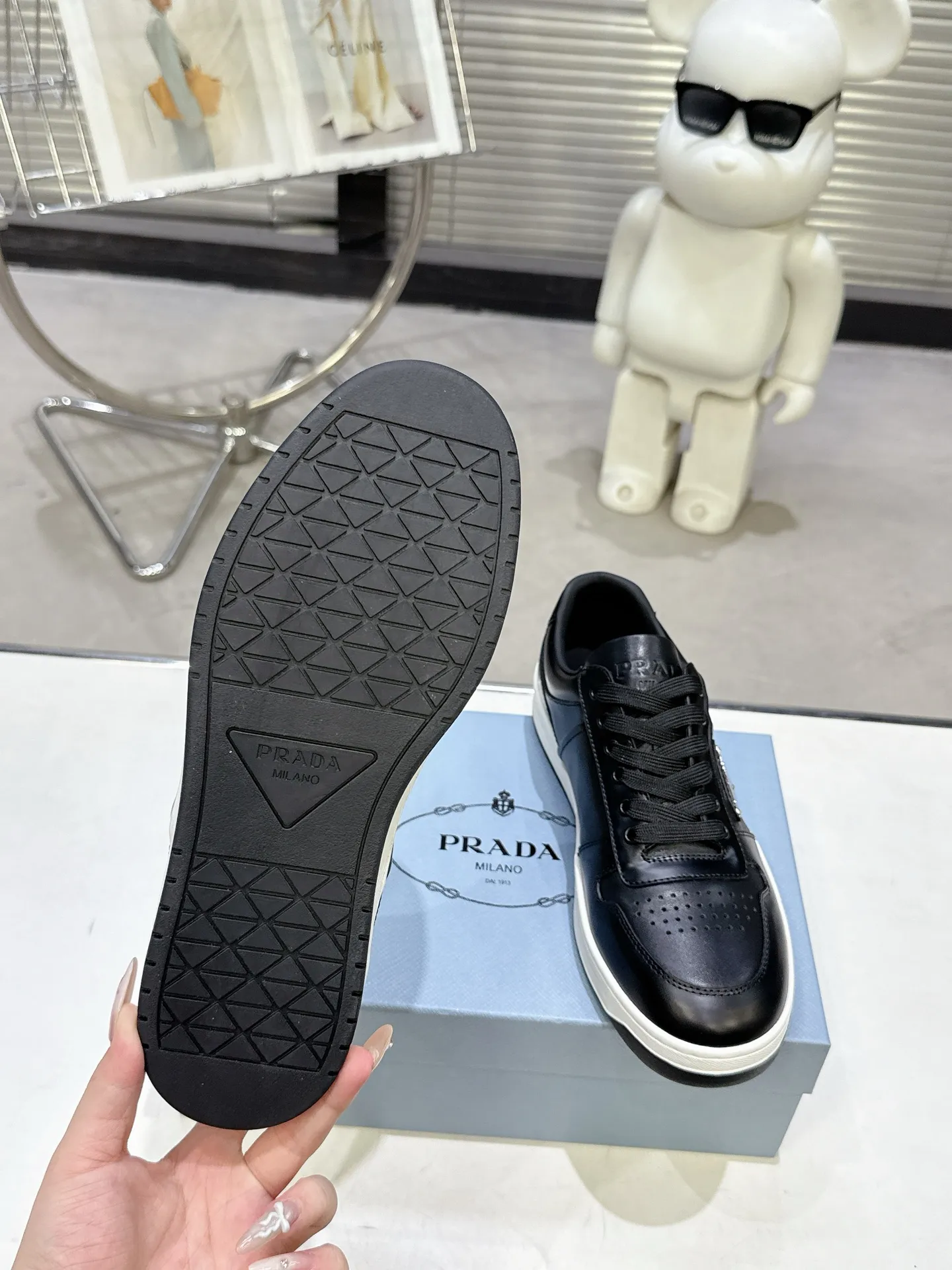 👟👟Ex-factory price 580👟👟 Couple style Prada Latest Downtown Bold series Triangle logo Casual sneakers White shoes Original purchase, development and production Downtown Bold sneakers are inspired by the basketball shoes of the 1980s, with a sporty design and exquisite details. Crafted from perforated leather, the statement platform sole provides a unique, modern style. The Prada logo is interpreted from different angles, decorated with the iconic enameled triangular metal logo, highlighting the unique classic style. Exquisite packaging at the delivery counter🛍📦 ▪️Fabric: Original custom imported first-layer cowhide ▪️Lining: Original imported soft sheepskin ▪️Outsole: Original open-molded rubber bottom material ▪️Size: Women's 35-40 Men's 39-45